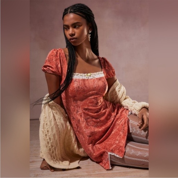 Kimchi Blue x Urban Outfitters Jill Velvet Cherub Mini Dress - Picture 3 of 16